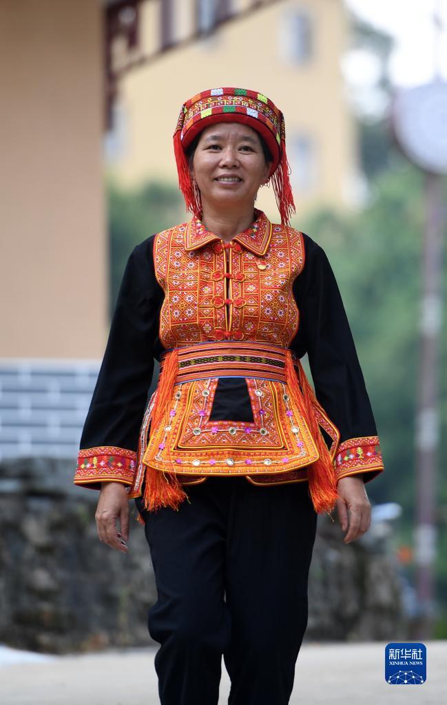 　在廣西蒼梧縣六堡鎮(zhèn)山坪村，祝雪蘭走在村道上（2022年9月22日攝）。新華社記者 陸波岸 攝